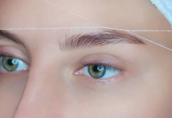 Make Artist Plucks Her Eyebrows Thread Close Face Care Beauty — Stock Photo, Image