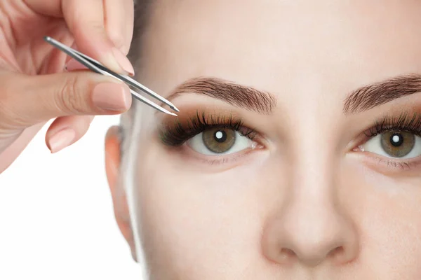 Makeup Artist Plucks Eyebrows Beautiful Woman Beauty Salon Face Close — Stock Photo, Image