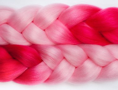 Beyaz arka planda iki güzel pembe kanekalon..