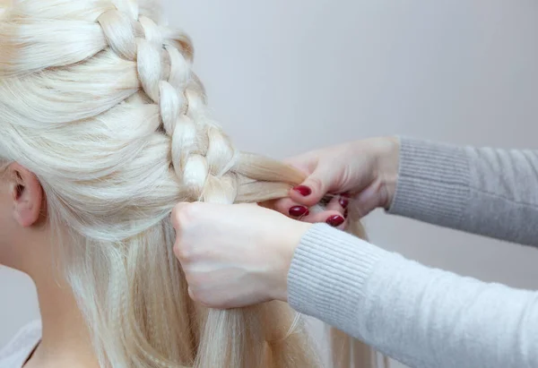 Schöne Mädchen Mit Blonden Haaren Friseur Webt Einen Zopf Nahaufnahme — Stockfoto