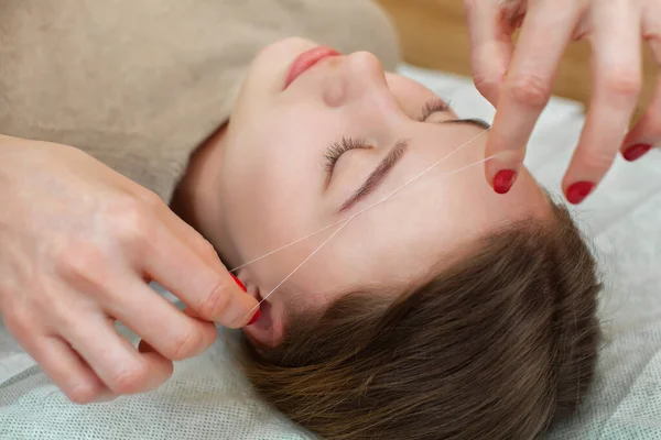 Master Corrects Makeup Gives Shape Thread Plucks Eyebrows Beauty Salon — Stock Photo, Image