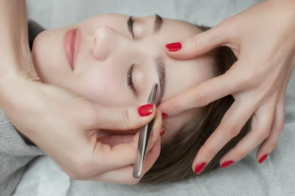 Make Artist Plucks Her Eyebrows Young Woman Beauty Salon Professional — Stock Photo, Image