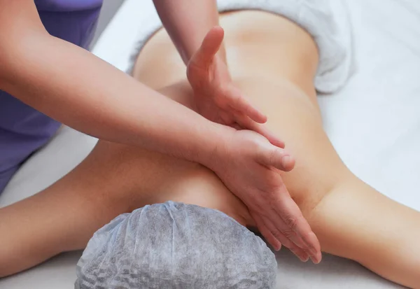 Massagista Faz Massagem Pescoço Nas Costas Paciente Salão Beleza Assistência — Fotografia de Stock