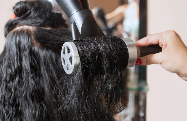 Fodrász Megszárítja Haját Egy Barna Lány Egy Szépségszalonban — Stock Fotó