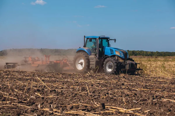 Gros Tracteur Laboure Champ Enlève Les Restes Tournesol Préalablement Fauché — Photo