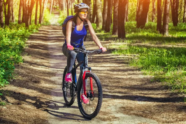 Uma Mulher Jovem Atleta Capacete Montando Uma Bicicleta Montanha Fora — Fotografia de Stock