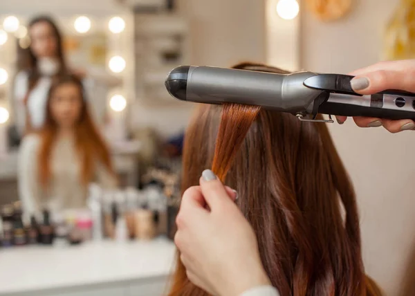 Kadeřník Dělá Účes Dívka Dlouhými Zrzavými Vlasy Salonu Krásy Vytvářet — Stock fotografie