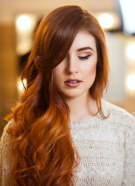 Une Belle Fille Aux Longs Cheveux Roux Bouclés Dans Salon — Photo
