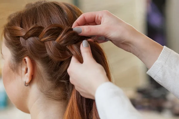 Piękna Rudowłosa Dziewczyna Długimi Włosami Fryzjer Tkający Francuski Warkocz Salonie — Zdjęcie stockowe