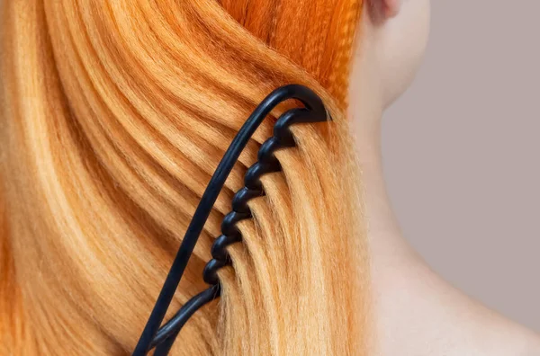 Kuaför Kuaförde Müşterisinin Uzun Kızıl Saçlarını Tarıyor Profesyonel Saç Bakımı — Stok fotoğraf
