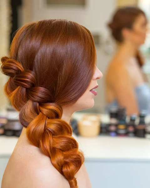 Hermosa Chica Pelo Largo Rojo Trenzada Con Una Trenza Francesa — Foto de Stock