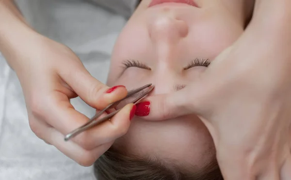 Make Artist Plucks Her Eyebrows Young Woman Beauty Salon Professional — Stock Photo, Image
