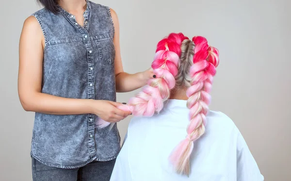 Der Friseur Webt Zöpfe Mit Rosa Kanekalons Schönen Blonden Schönheitssalon — Stockfoto