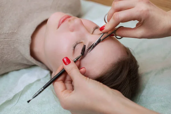 Make Artist Combs Shear Her Brows Scissors Beautiful Young Girl — Stock Photo, Image