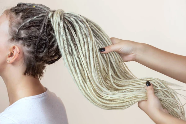 Cabeleireiro Tece Dreadlocks Para Uma Bela Jovem Cabeleireiro — Fotografia de Stock