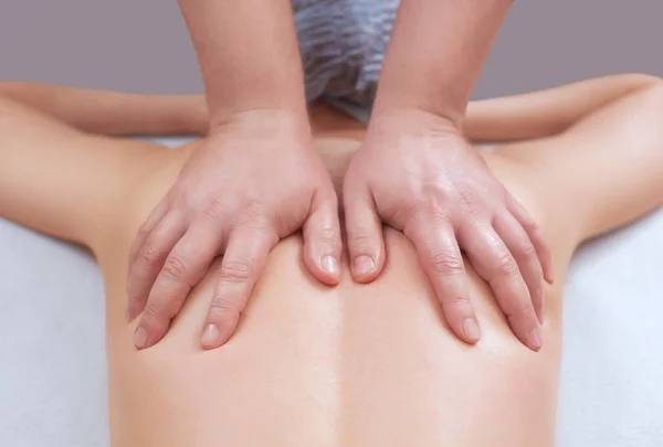 Massören Gör Massage Baksidan Patienten Skönhetssalongen Sjukvård För Kroppen — Stockfoto