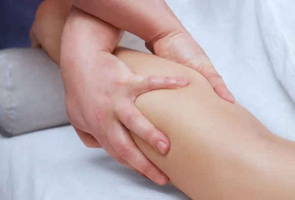 Arts Podoloog Doet Een Onderzoek Massage Van Benen Van Patiënt — Stockfoto