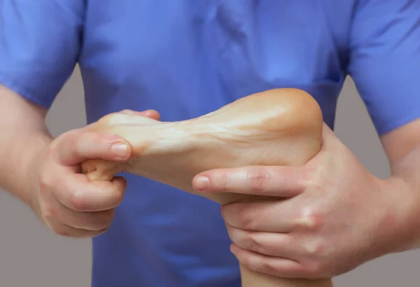 Der Arzt Podologe Führt Eine Untersuchung Und Massage Des Fußes — Stockfoto