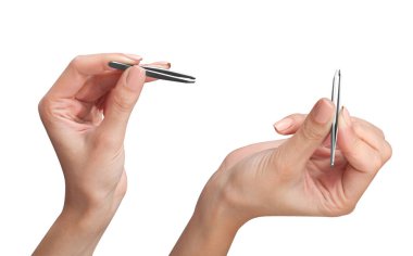 Makyöz kız iki elinde de kaş yolmak için iki metal, çelik cımbız tutuyor. Güzellik salonunda kaşların düzeltilmesi ve şekillendirilmesi prosedürü.