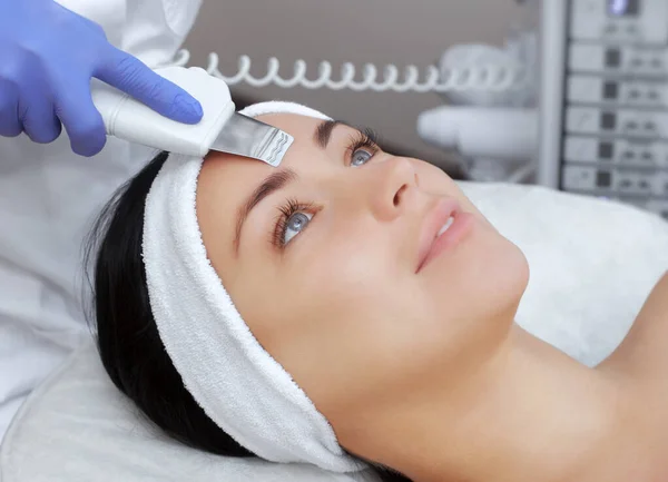 Doctor Cosmetologist Makes Apparatus Procedure Ultrasound Cleaning Facial Skin Beautiful — Stock Photo, Image