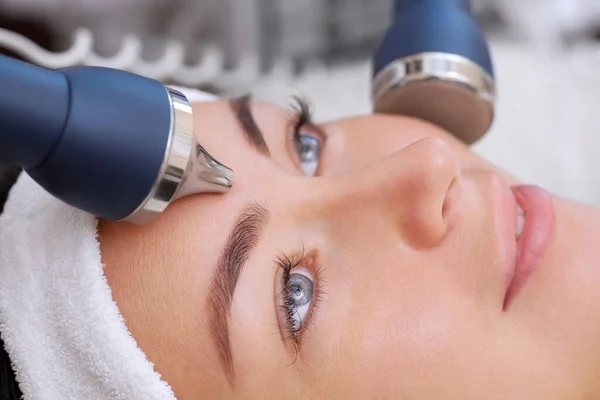 Cosmetologist Faz Procedimento Uma Limpeza Ultrassônica Pele Facial Uma Mulher — Fotografia de Stock