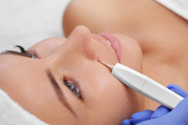 Cosmetologist Makes Procedure Treatment Couperose Facial Skin Beautiful Young Woman — Stock Photo, Image
