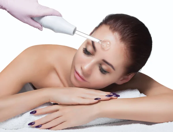 Der Arzt Kosmetologe Führt Einem Schönheitssalon Die Mikrostromtherapie Einer Schönen — Stockfoto