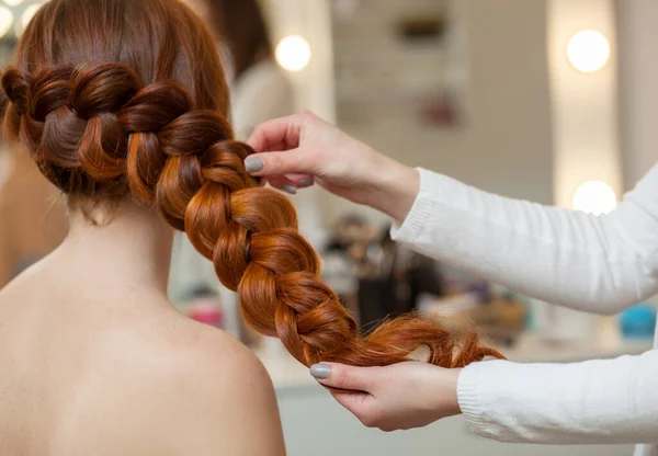 Belle Aux Longs Cheveux Roux Coiffeuse Tisse Une Tresse Française — Photo