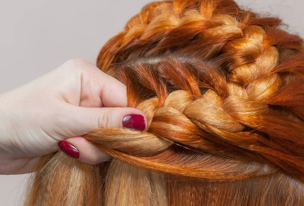 Menina Bonita Com Cabelo Vermelho Cabeleireiro Tece Close Trança Salão — Fotografia de Stock