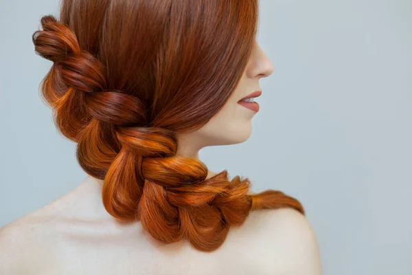 Belle Fille Aux Longs Cheveux Roux Tressée Avec Une Tresse — Photo