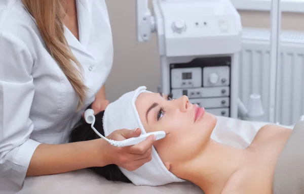 Cosmetólogo Hace Tratamiento Del Procedimiento Couperose Piel Facial Una Mujer —  Fotos de Stock
