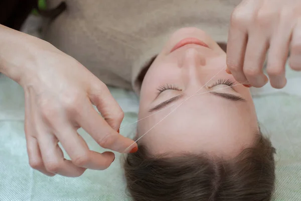 Master Corrects Makeup Gives Shape Thread Plucks Eyebrows Beauty Salon — Stock Photo, Image