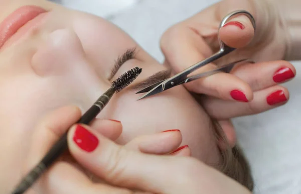 Master Makeup Corrects Gives Shape Cut Scissors Eyebrows Beauty Salon — Stock Photo, Image