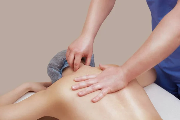 Masseur Maakt Een Massage Rug Van Patiënt Schoonheidssalon Medische Zorg — Stockfoto