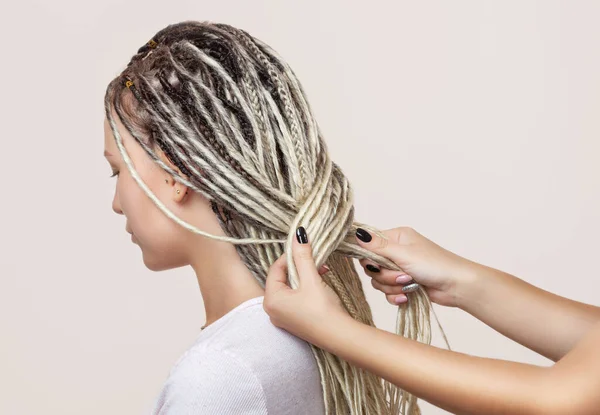 Cabeleireiro Tece Dreadlocks Para Uma Bela Jovem Cabeleireiro — Fotografia de Stock