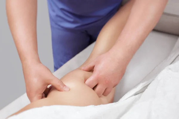 Massören Gör Celluliter Massage Skinkan Och Låren Patienten Behandling Övervikt — Stockfoto