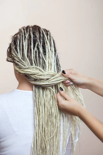 Μια Κομμώτρια Υφαίνει Dreadlocks Μια Όμορφη Νεαρή Κοπέλα Ένα Κομμωτήριο — Φωτογραφία Αρχείου