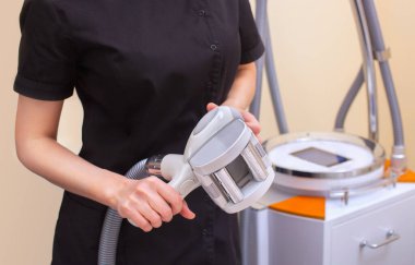 Masör güzellik salonunda donanım masajı yapmaya hazırlanıyor..