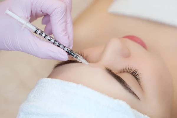 Doctor Cosmetologist Makes Rejuvenating Facial Injections Procedure Tightening Smoothing Wrinkles — Stock Photo, Image