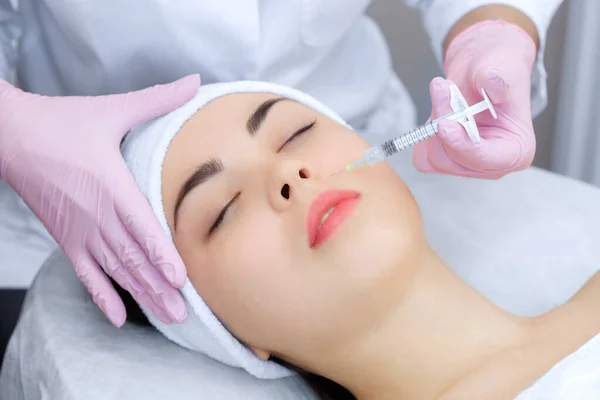 Cosmetologo Medico Procedura Iniezione Facciale Ringiovanente Stringere Levigare Rughe Sulla — Foto Stock