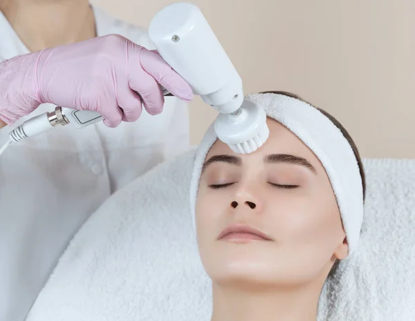 Cosmetologista Faz Procedimento Aparelho Limpeza Facial Hardware Com Uma Escova — Fotografia de Stock