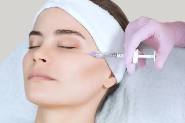 Doctor Cosmetologist Makes Rejuvenating Facial Injections Procedure Tightening Smoothing Wrinkles — Stock Photo, Image