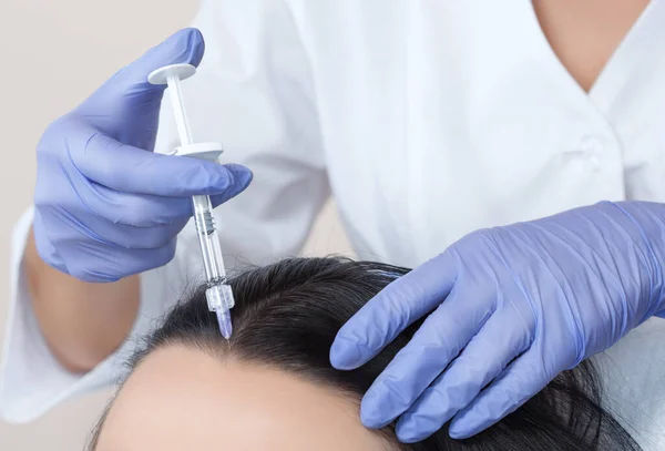 Procedure Mesotherapy Doctor Cosmetologist Makes Procedure Mesotherapy Woman Head Strengthen — Stock Photo, Image