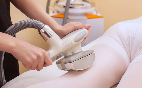 Masseur Fait Massage Quincaillerie Sur Les Jambes Patient Costume Blanc — Photo