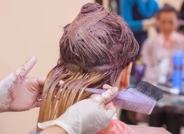 Парикмахер Окрашивает Волосы Женщины Белый Цвет Наносит Краску Волосы Салоне — стоковое фото