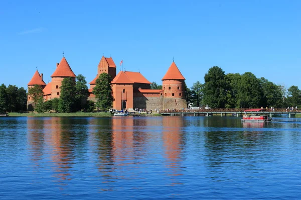 Średniowieczny Gotycki Troki Zamek Wyspie Kamienne Ściany Wieże Czerwoną Dachówką — Zdjęcie stockowe