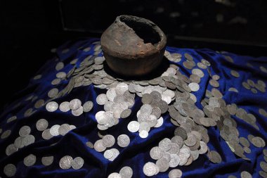 Trakai, Litvanya: Haziran 2018: Trakai kale müze, antik sikke ile pota