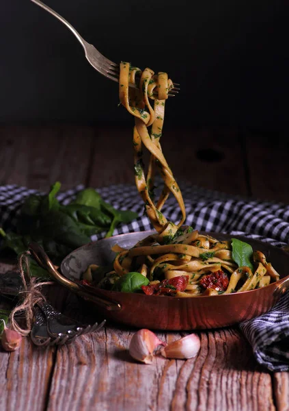 Spaghettis Aux Épinards Tomates Séchées Fourchette Avec Spaghettis Sur Plaque — Photo