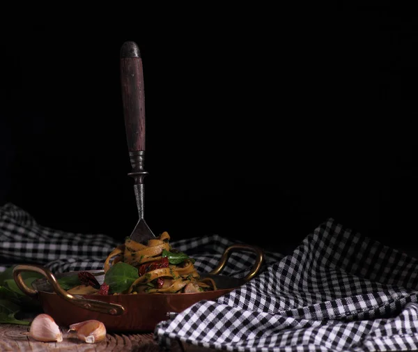 Ispanak Kurutulmuş Domates Spagetti Bir Tabak Spagetti Çatalı Dövülerek — Stok fotoğraf