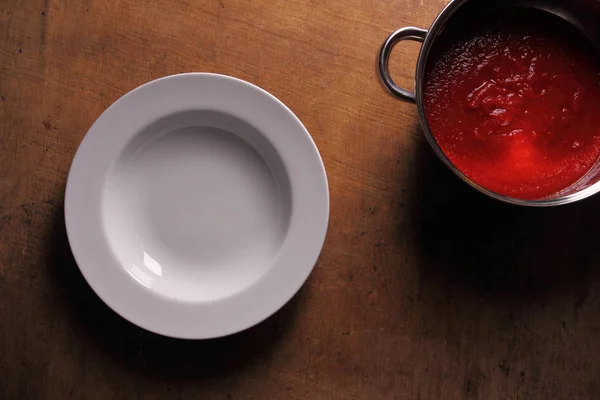 Placa Vacía Sobre Mesa Madera Con Sopa Tomate Fresca — Foto de Stock